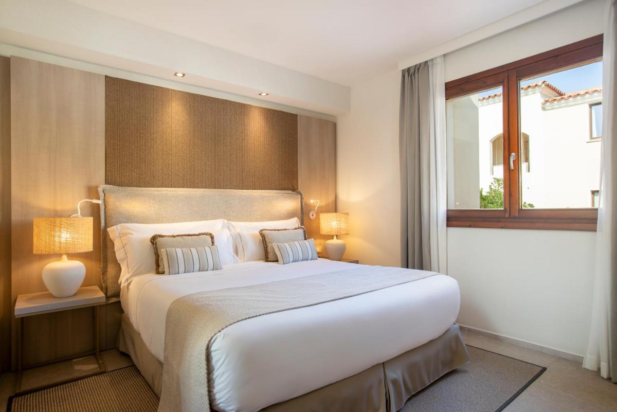 Mangia's Santa Teresa Sardinia, Curio Collection by Hilton