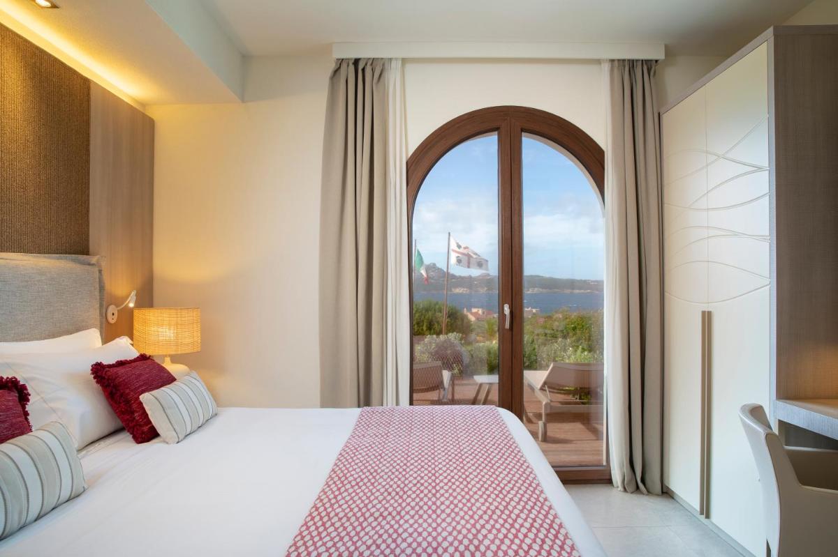 Mangia's Santa Teresa Sardinia, Curio Collection by Hilton