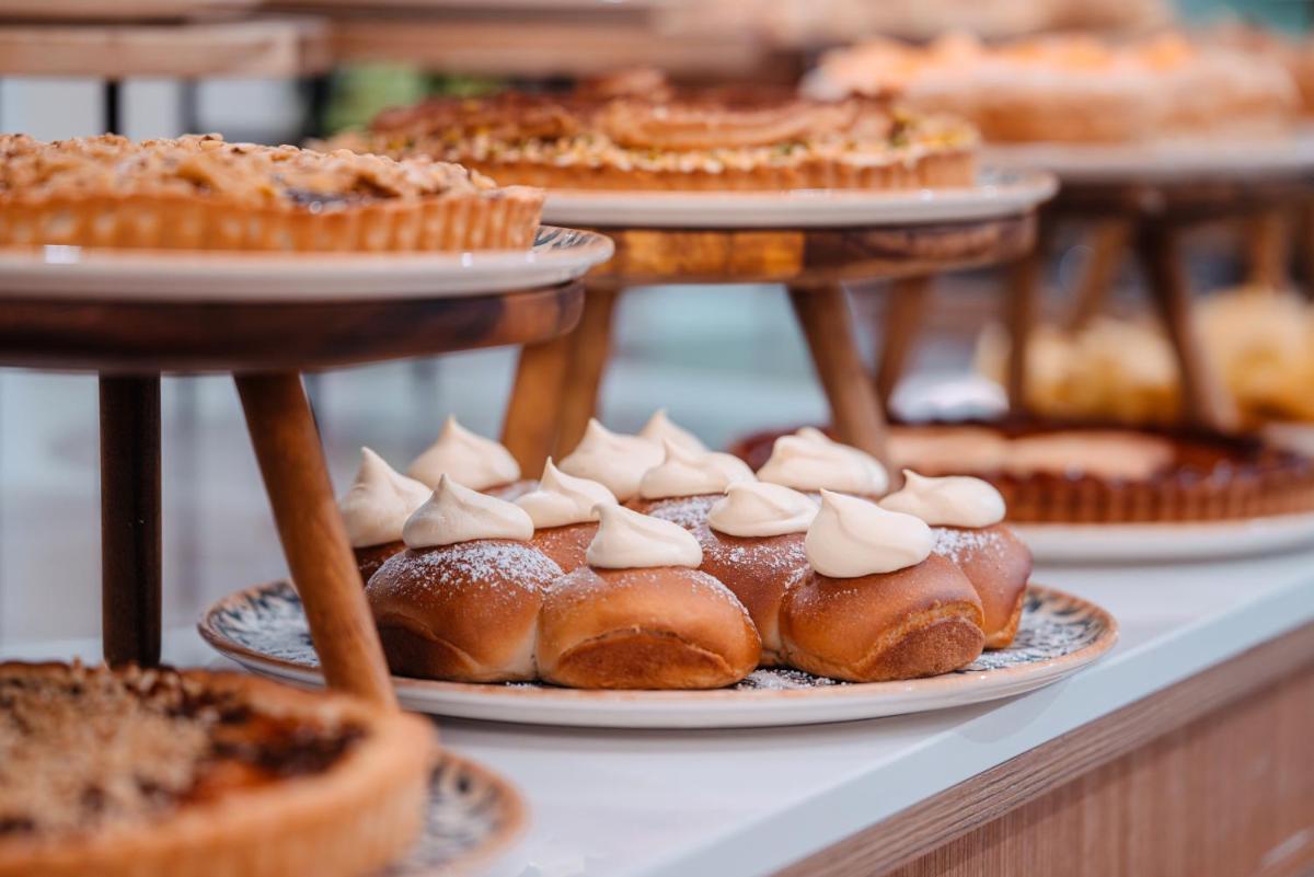 Mangia's Santa Teresa Sardinia, Curio Collection by Hilton