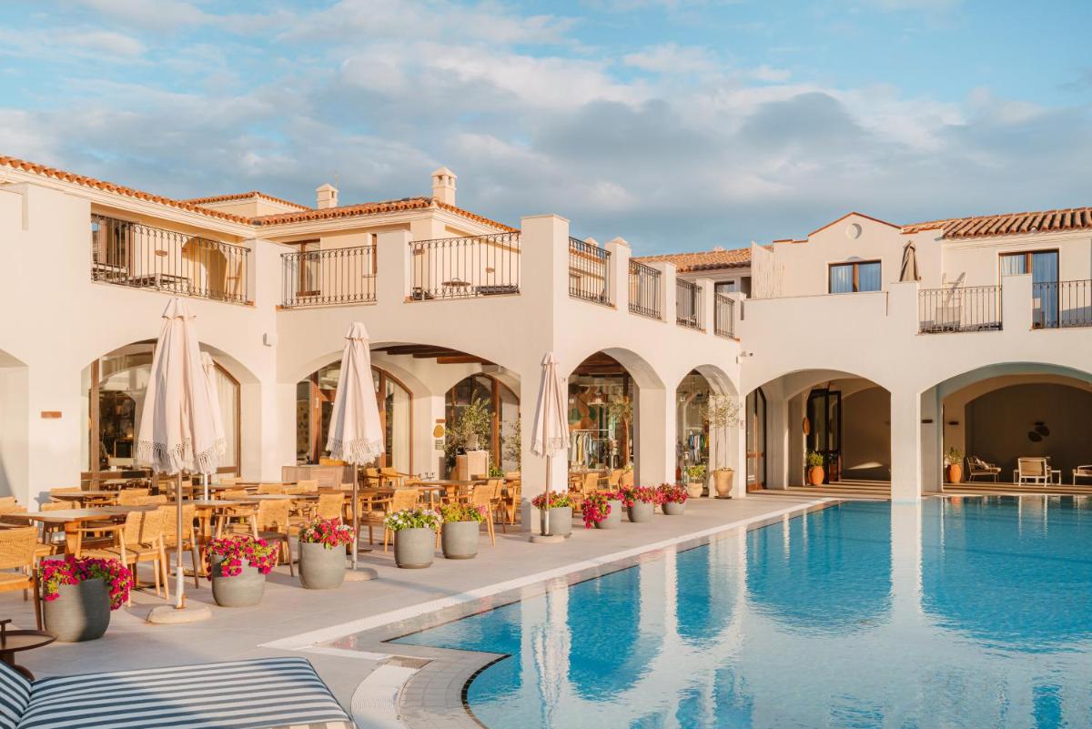 Mangia's Santa Teresa Sardinia, Curio Collection by Hilton