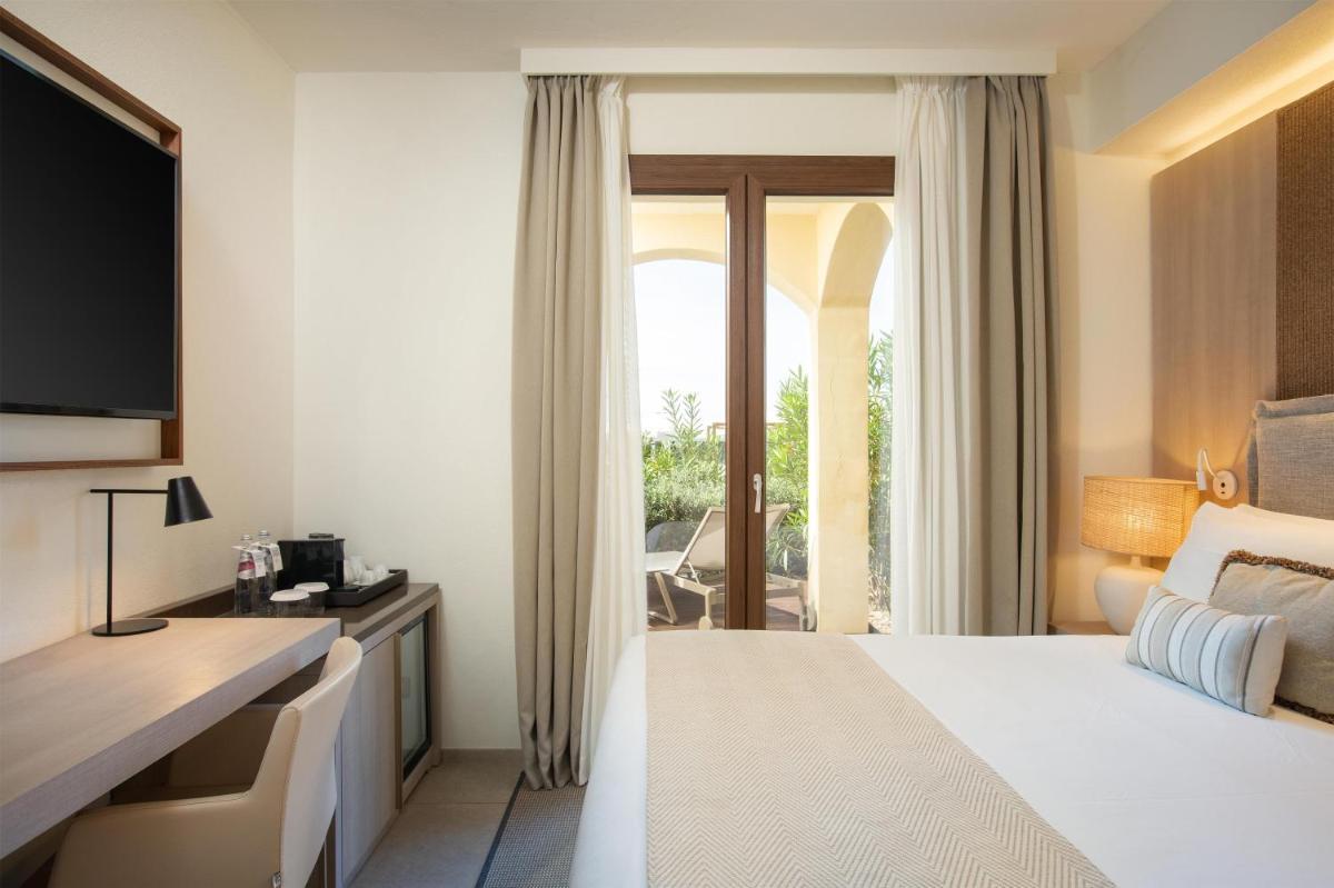 Mangia's Santa Teresa Sardinia, Curio Collection by Hilton