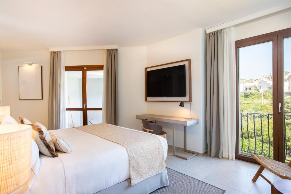 Mangia's Santa Teresa Sardinia, Curio Collection by Hilton