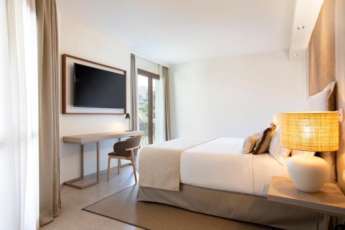 Mangia's Santa Teresa Sardinia, Curio Collection by Hilton