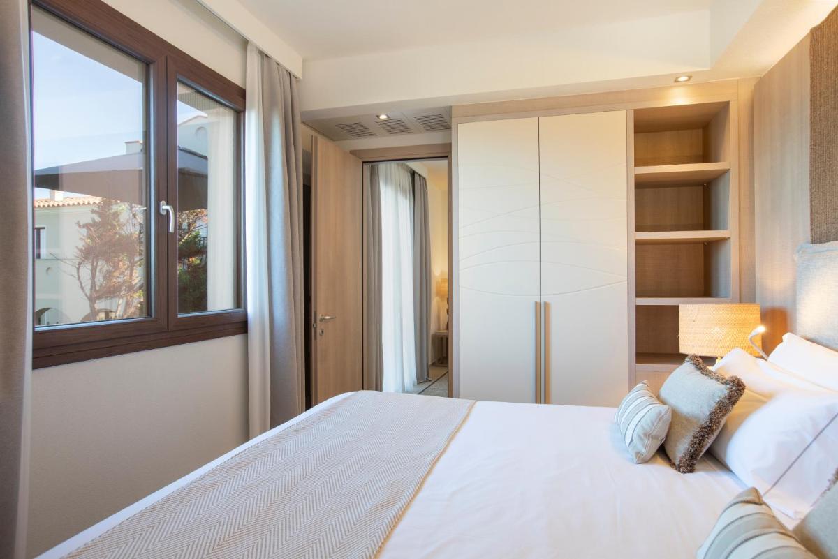 Mangia's Santa Teresa Sardinia, Curio Collection by Hilton
