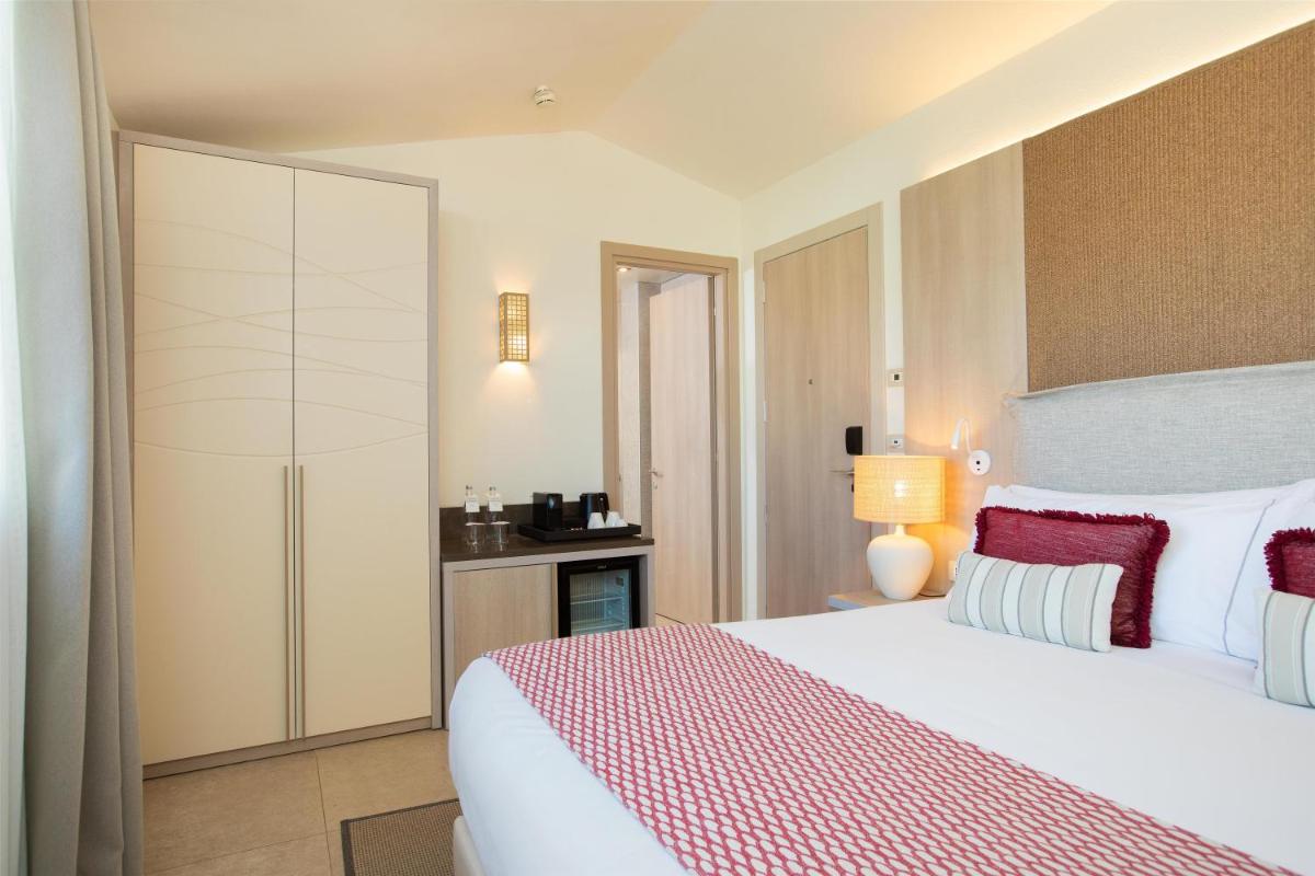 Mangia's Santa Teresa Sardinia, Curio Collection by Hilton