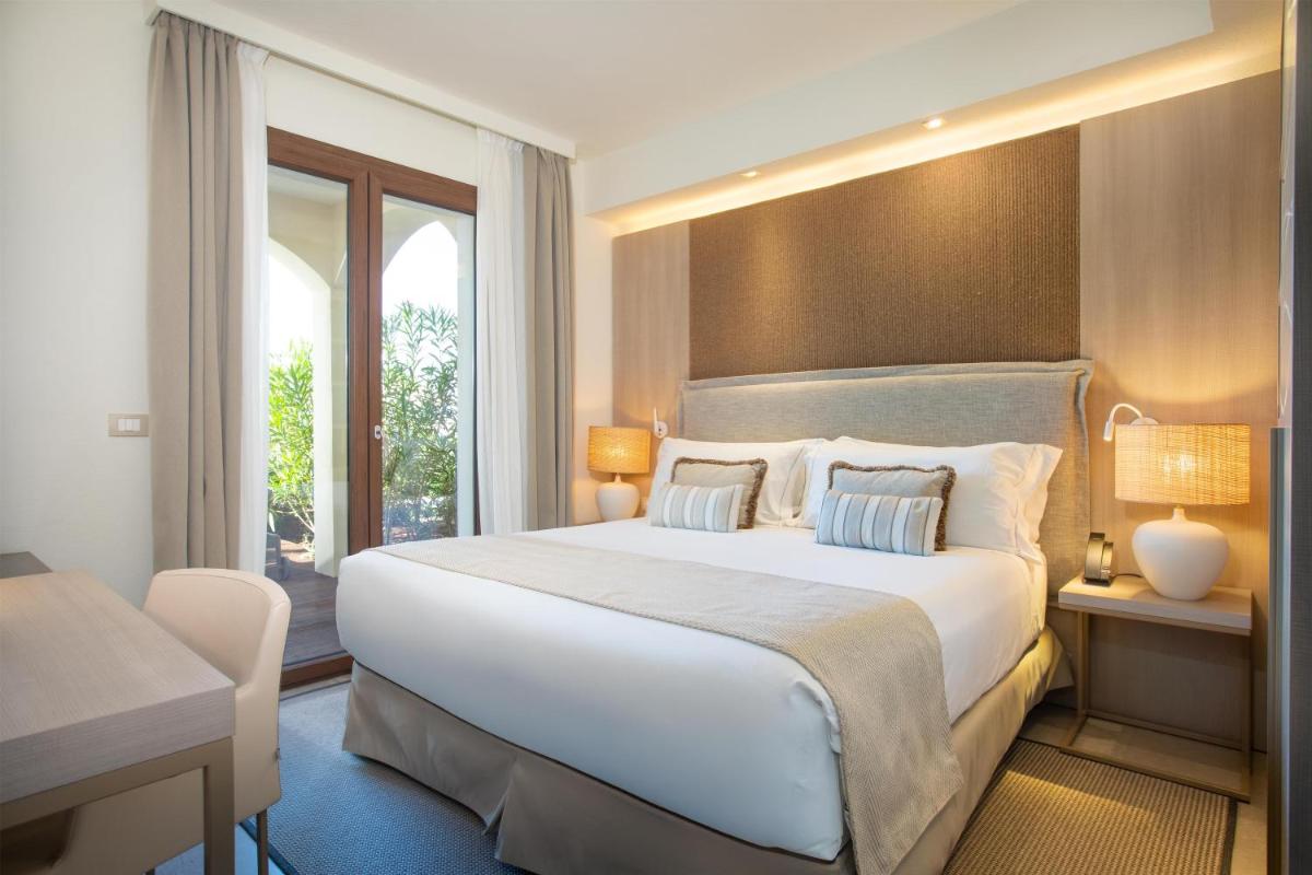 Mangia's Santa Teresa Sardinia, Curio Collection by Hilton