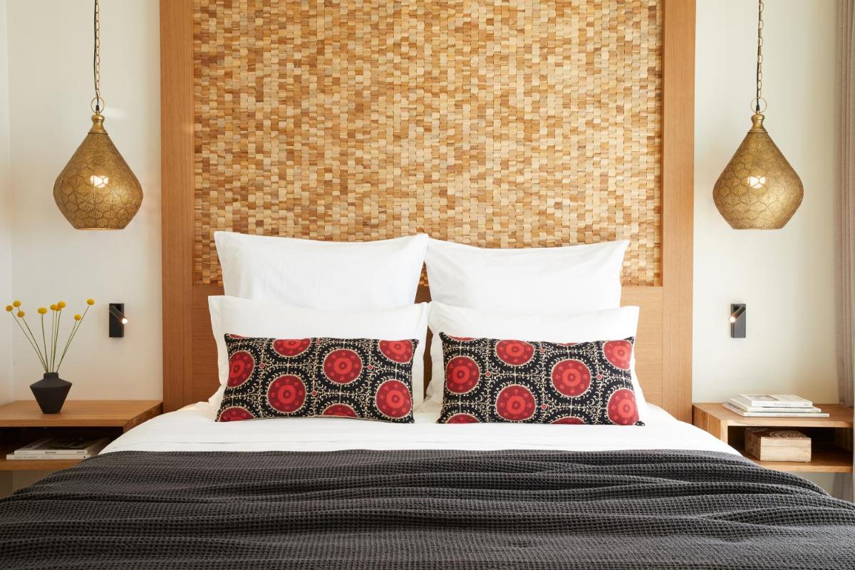 Elix, Mar-Bella Collection