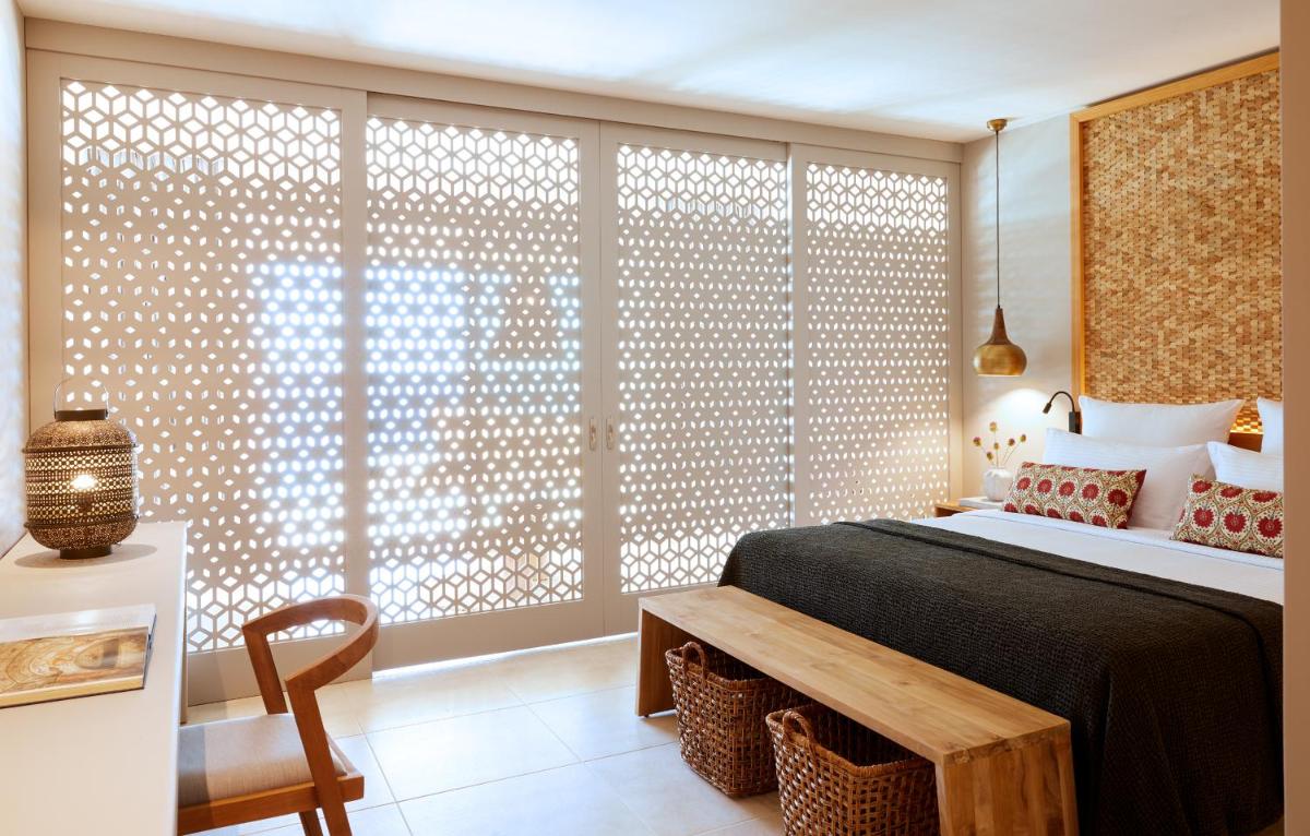 Elix, Mar-Bella Collection