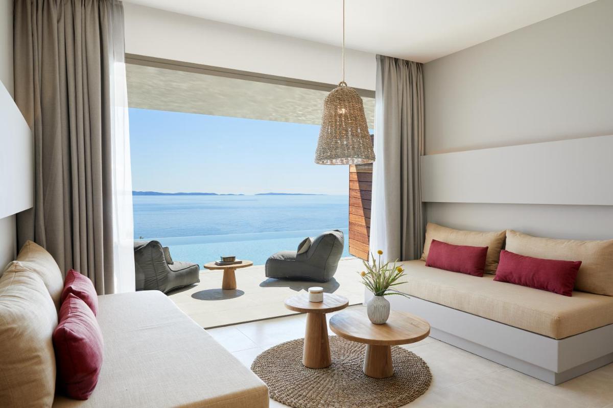 Elix, Mar-Bella Collection