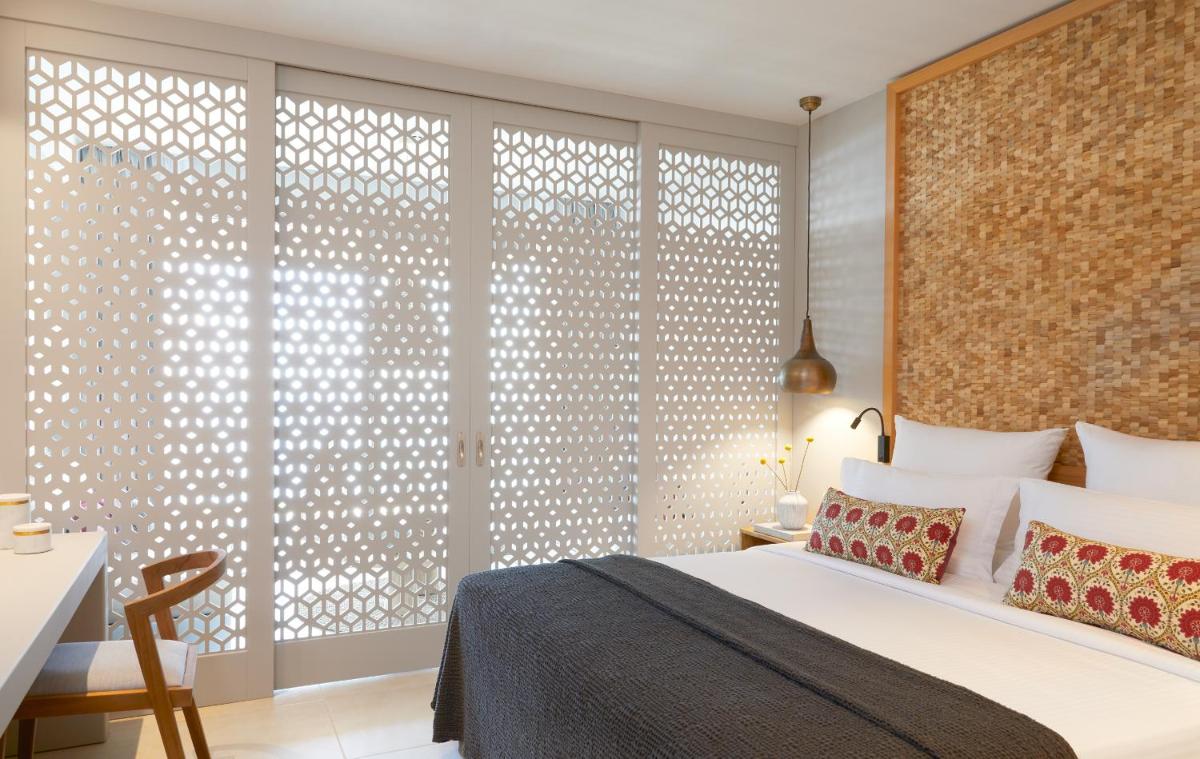 Elix, Mar-Bella Collection