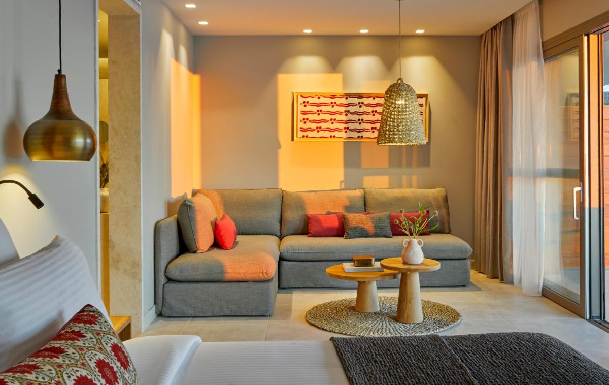 Elix, Mar-Bella Collection