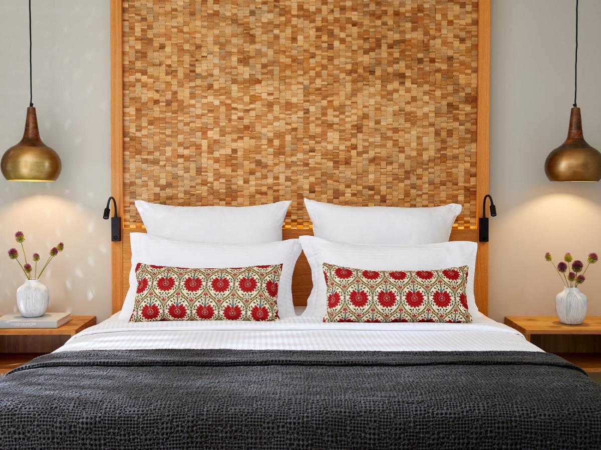 Elix, Mar-Bella Collection