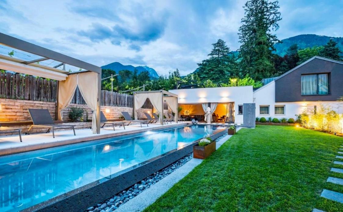 Merangardenvilla adults only