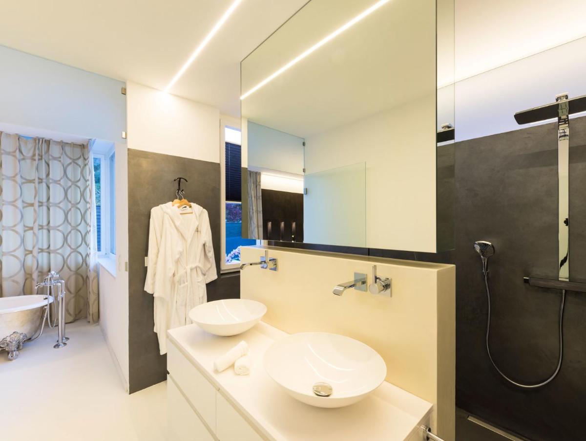 Merangardenvilla adults only