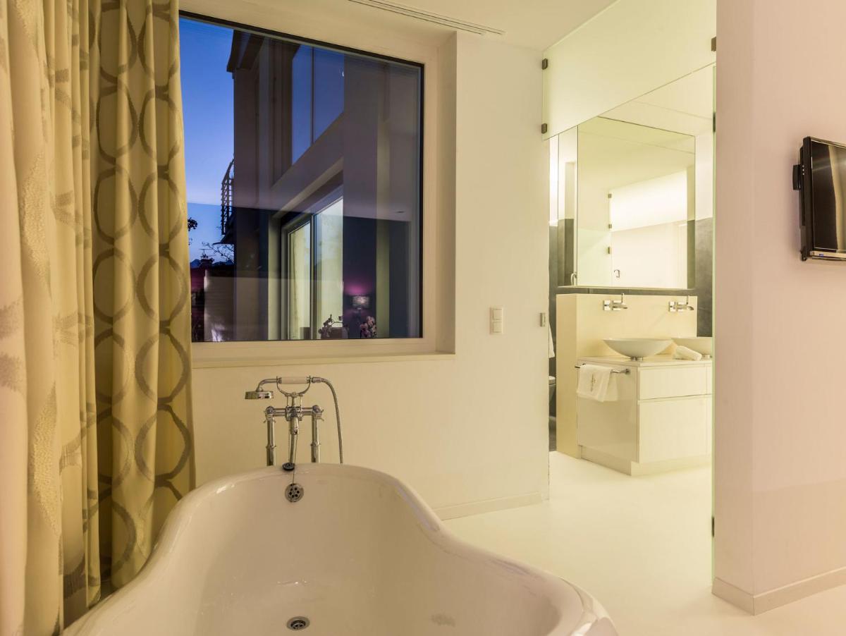 Merangardenvilla adults only