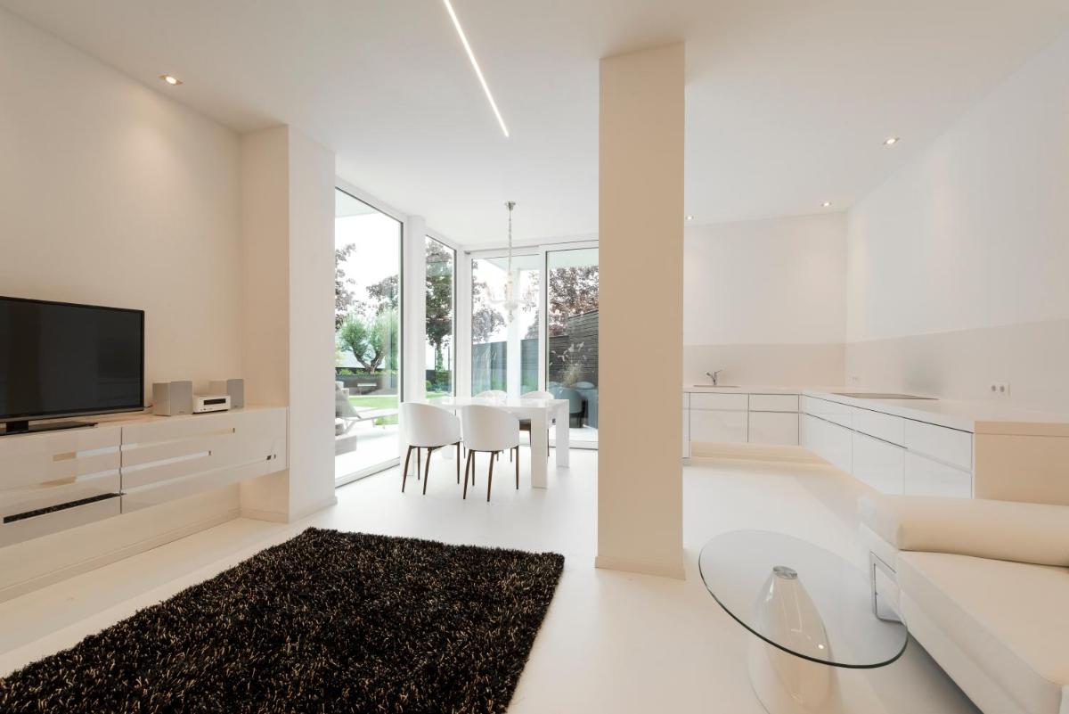 Merangardenvilla adults only