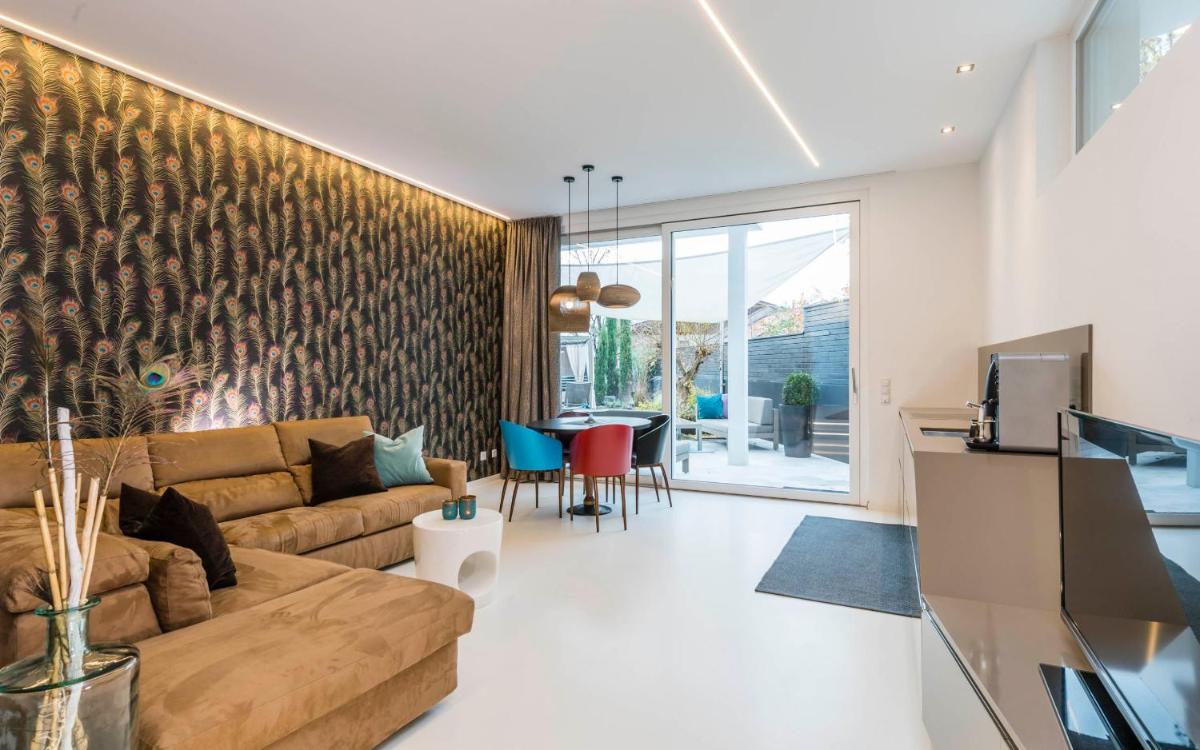 Merangardenvilla adults only