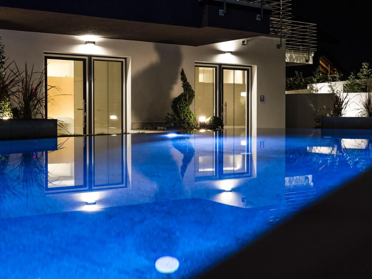 Merangardenvilla adults only