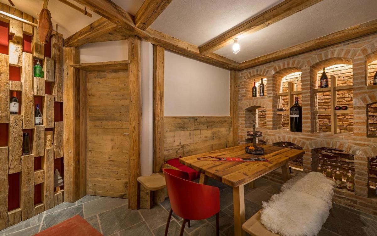 Merangardenvilla adults only