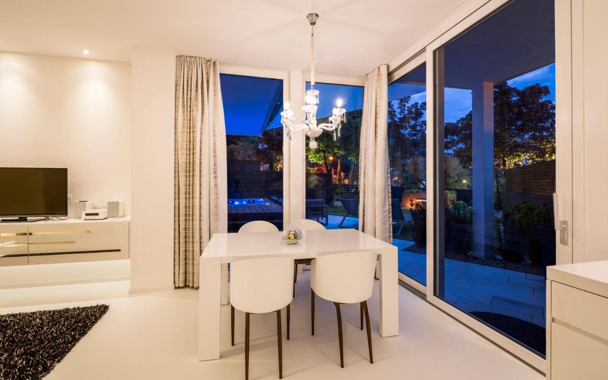 Merangardenvilla adults only