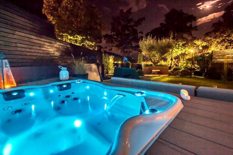 Merangardenvilla adults only
