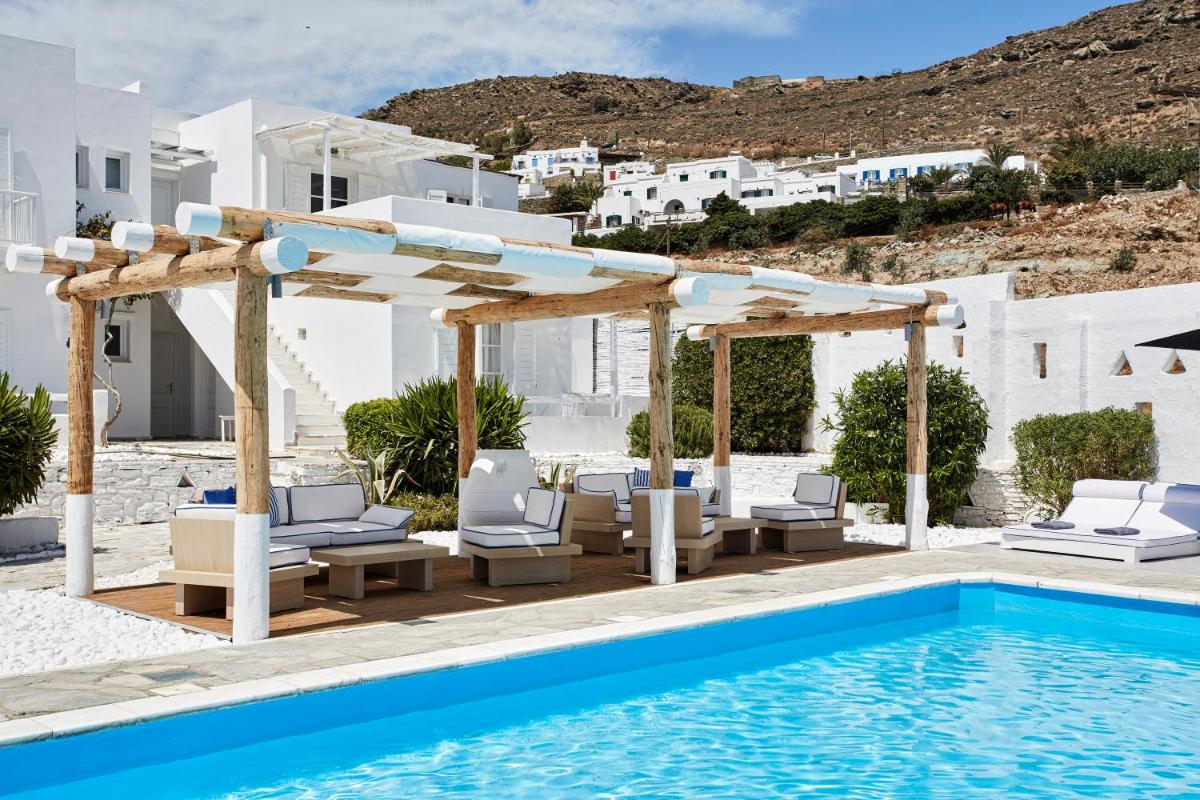 Mr and Mrs White Tinos