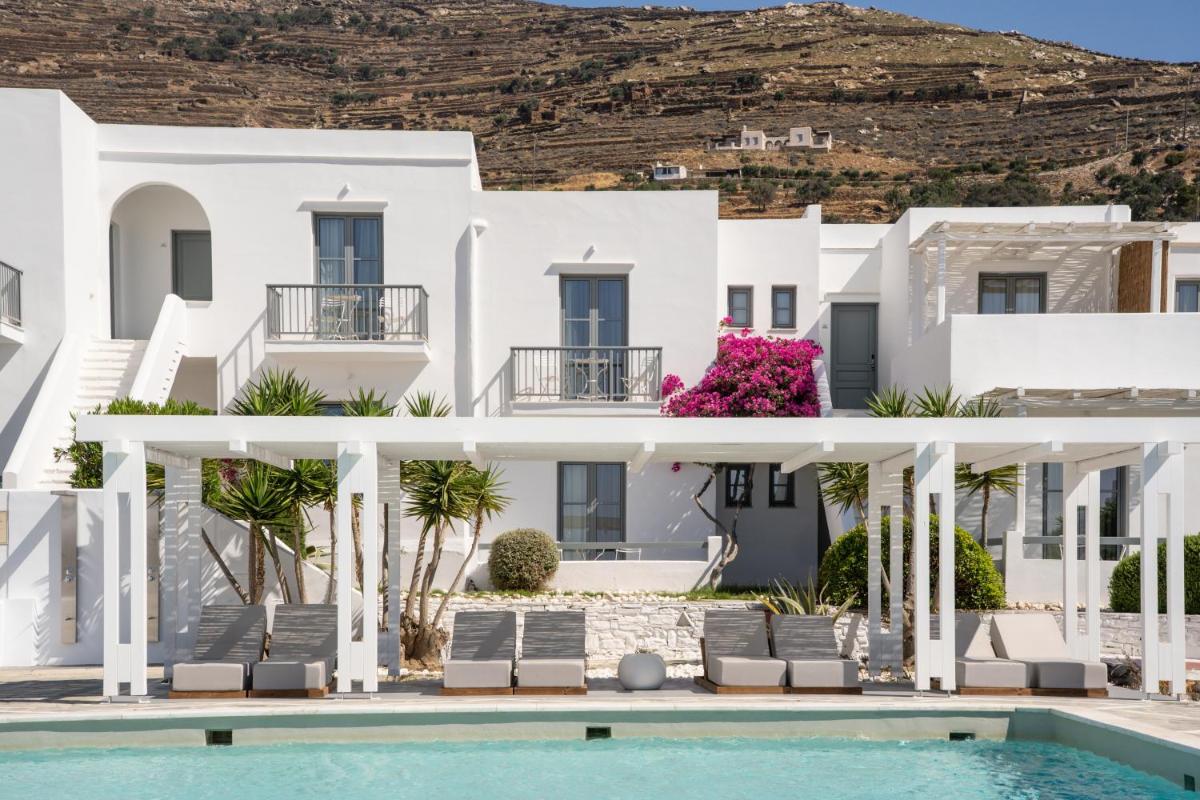 Mr and Mrs White Tinos