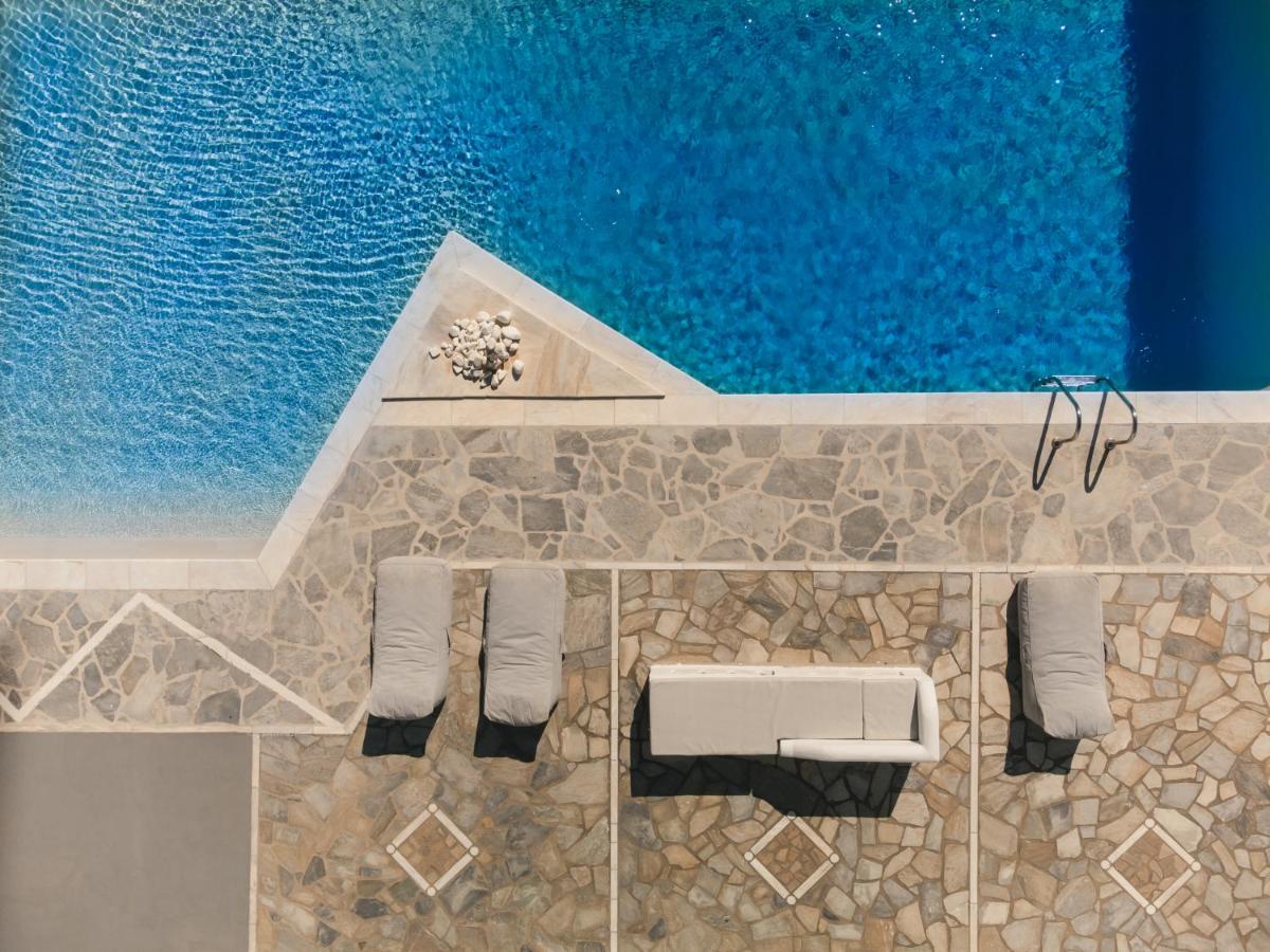 Mr and Mrs White Tinos