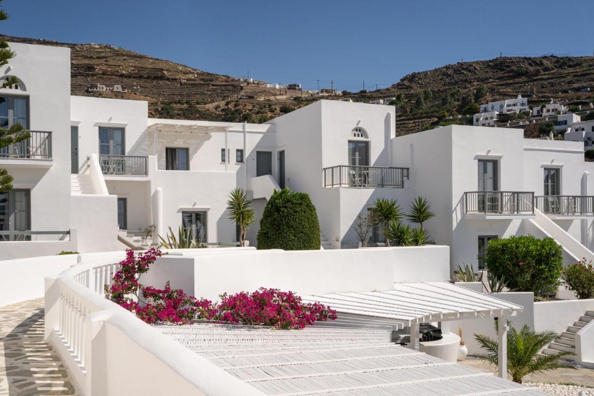 Mr and Mrs White Tinos
