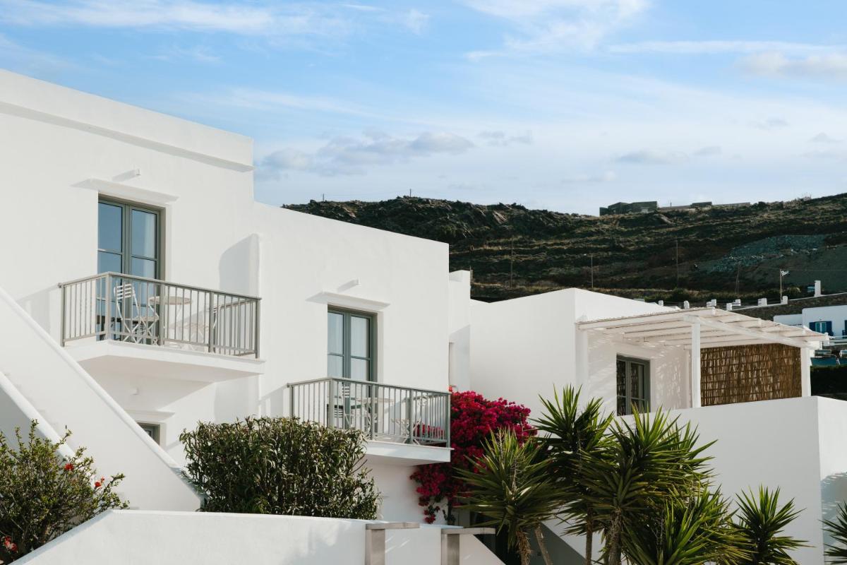 Mr and Mrs White Tinos