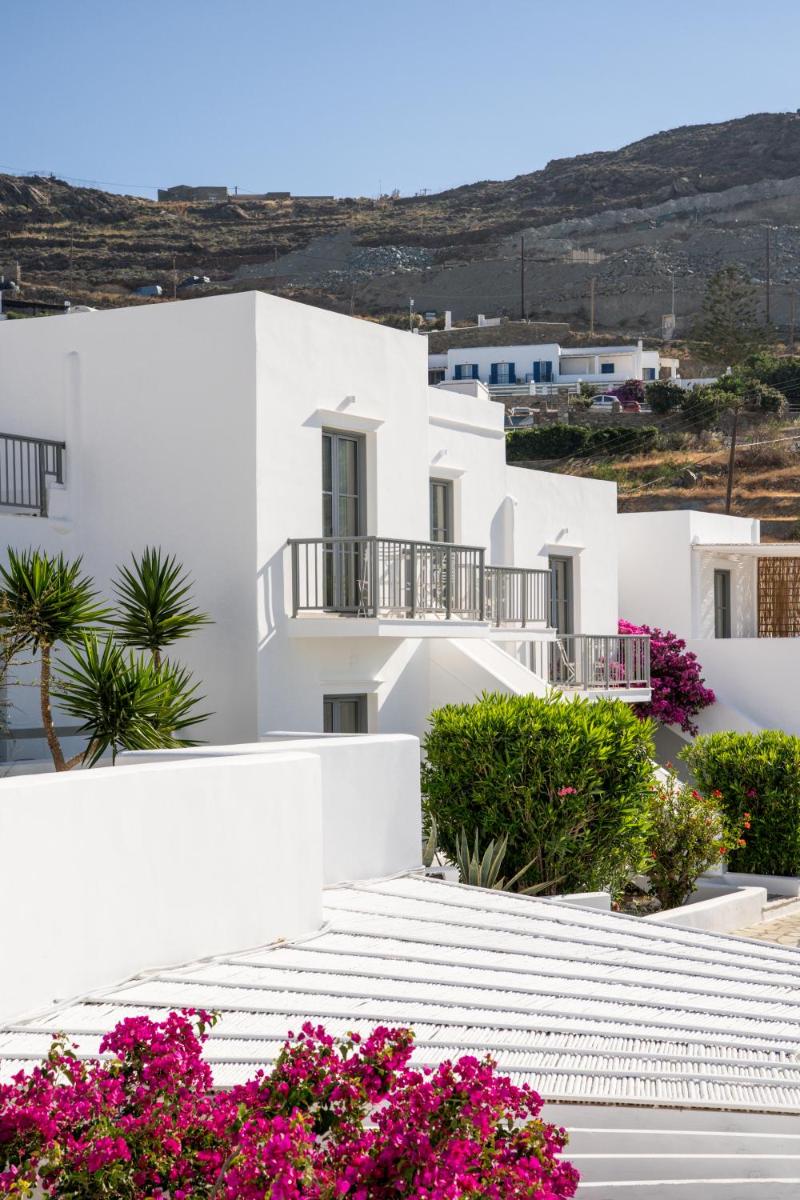 Mr and Mrs White Tinos
