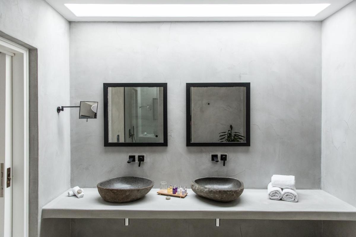 Ostraco Suites