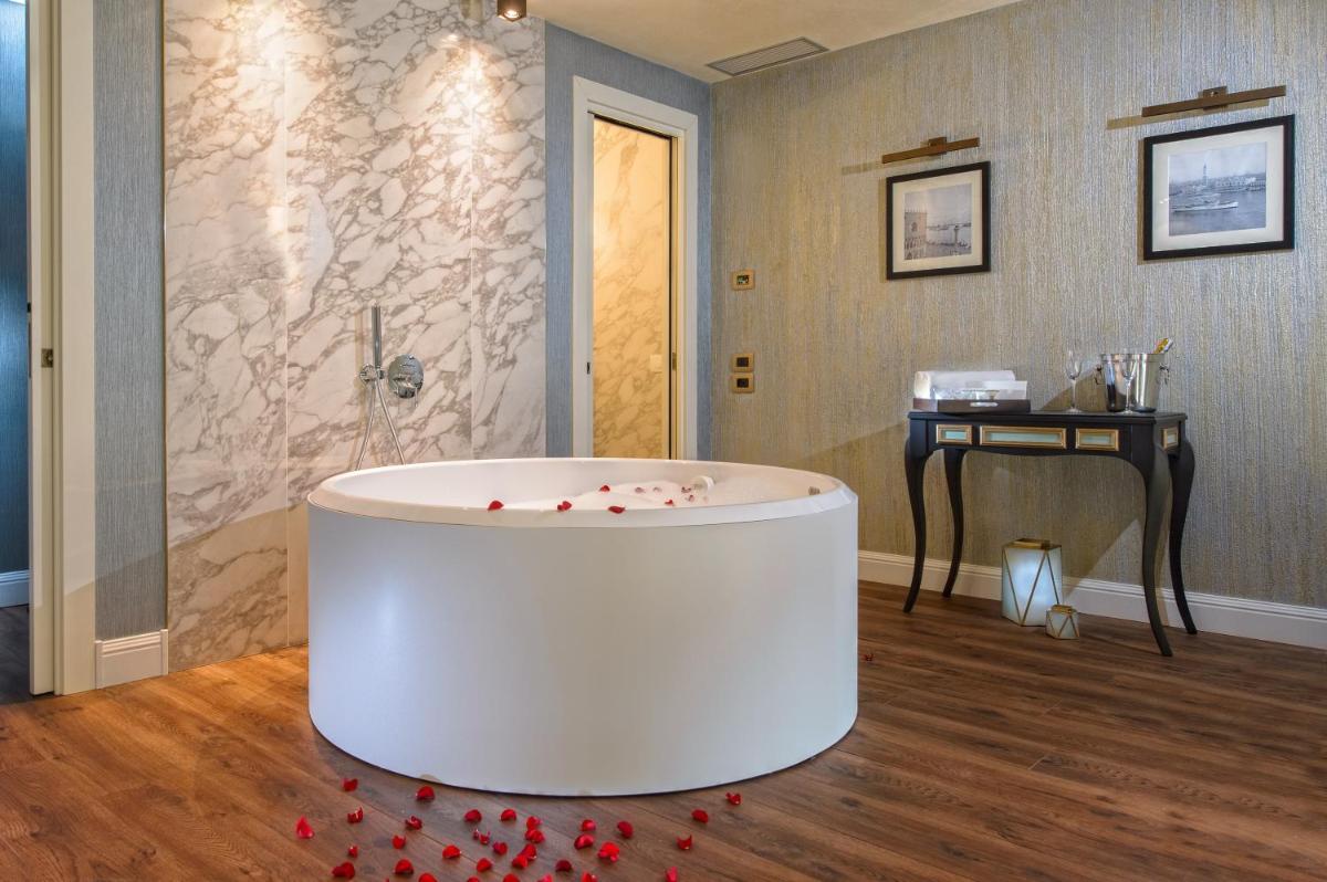 Palazzo Veneziano - Venice Collection