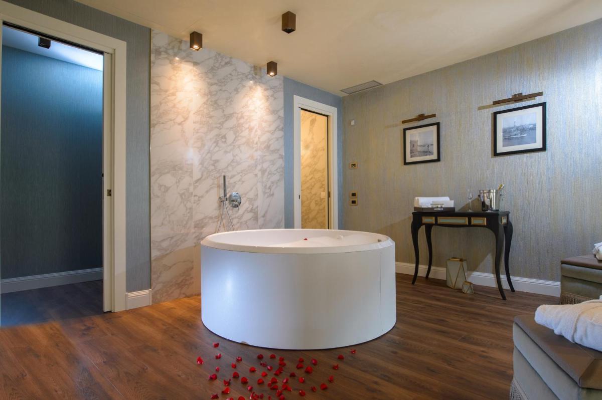 Palazzo Veneziano - Venice Collection