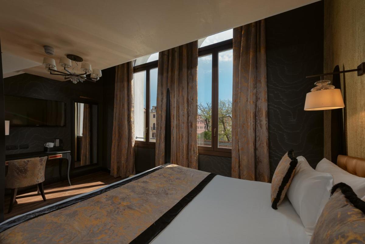 Palazzo Veneziano - Venice Collection