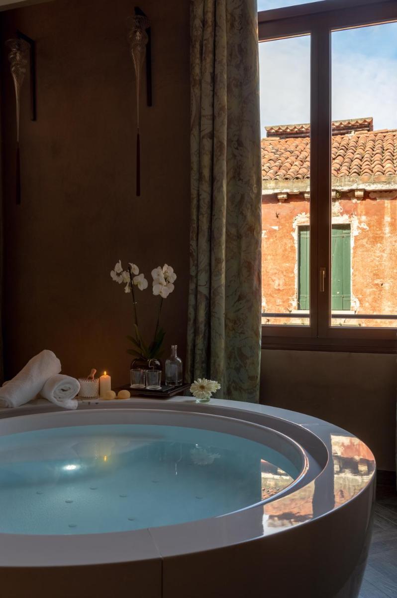 Palazzo Veneziano - Venice Collection