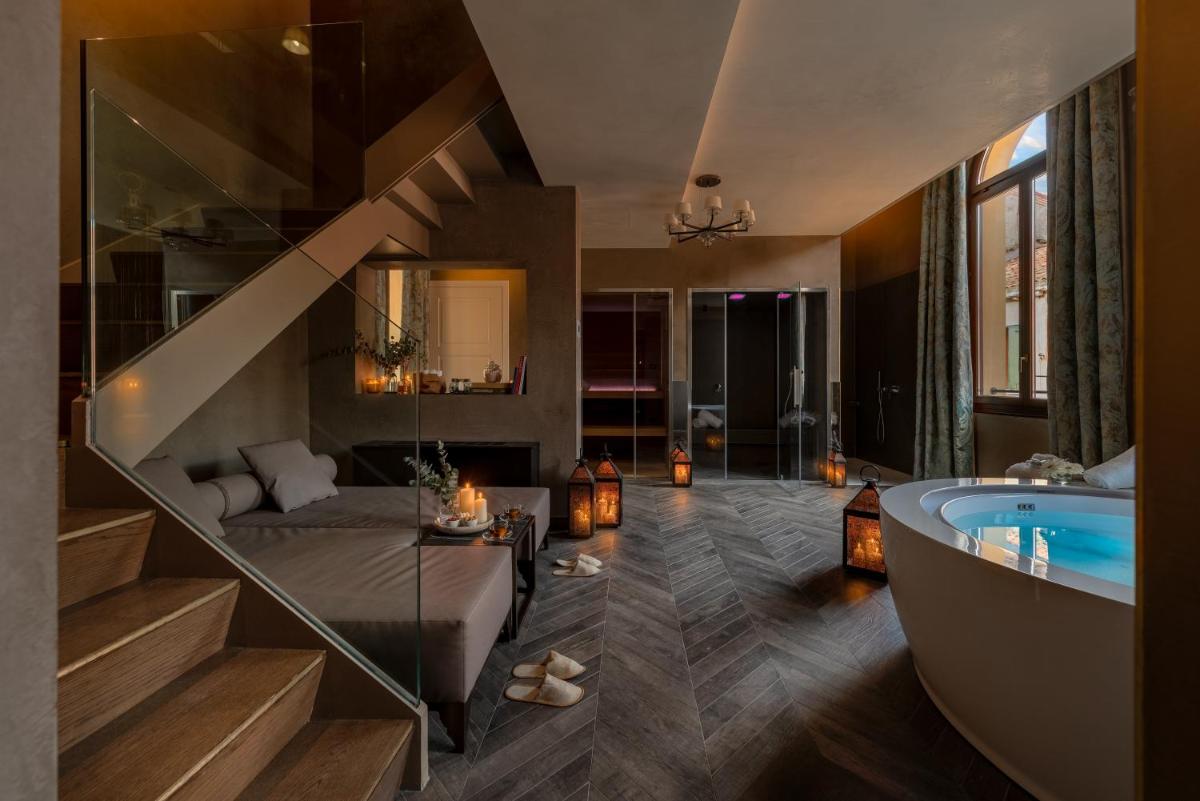 Palazzo Veneziano - Venice Collection