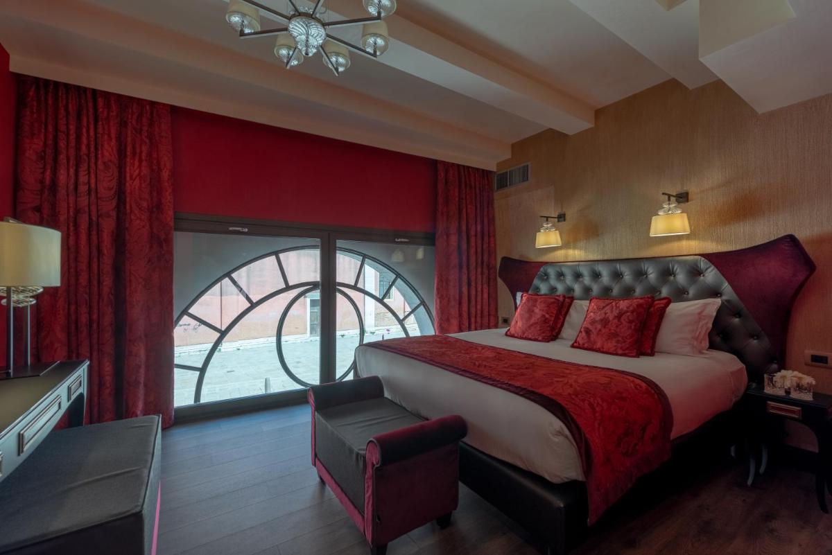 Palazzo Veneziano - Venice Collection