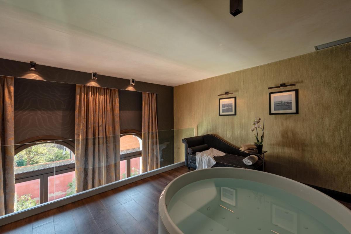 Palazzo Veneziano - Venice Collection