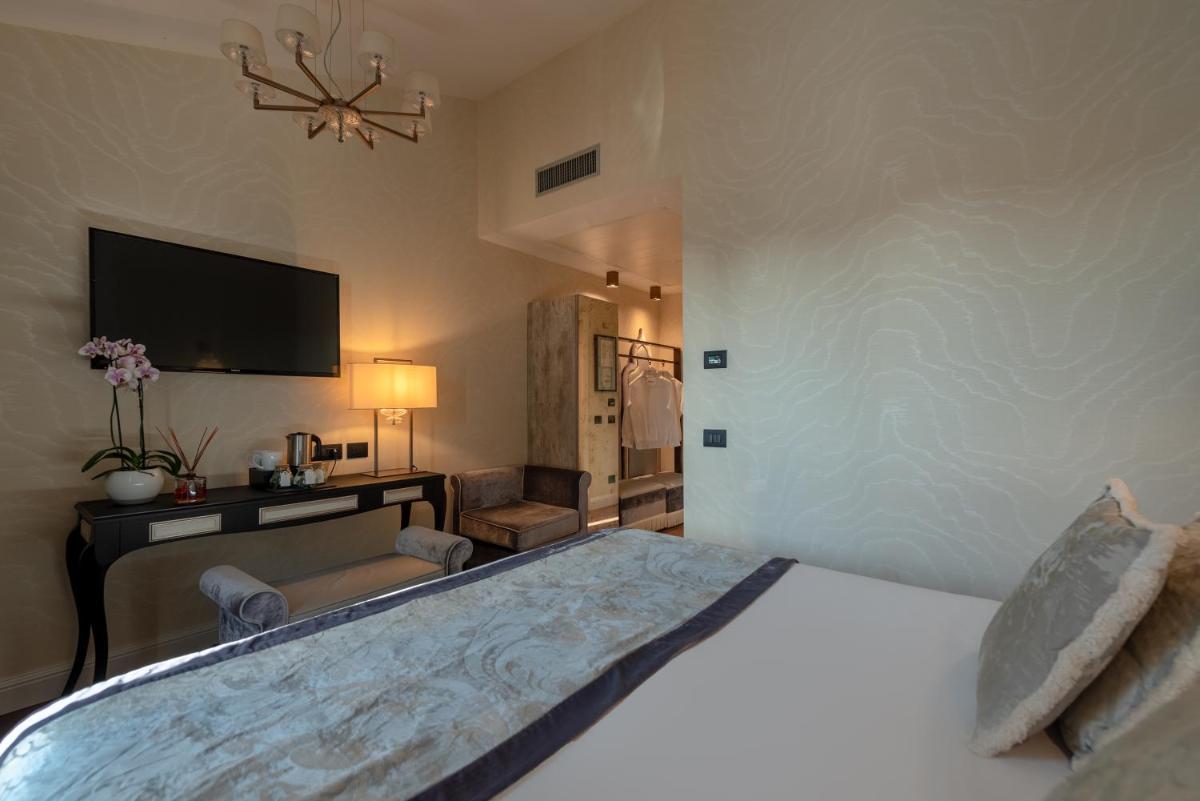 Palazzo Veneziano - Venice Collection