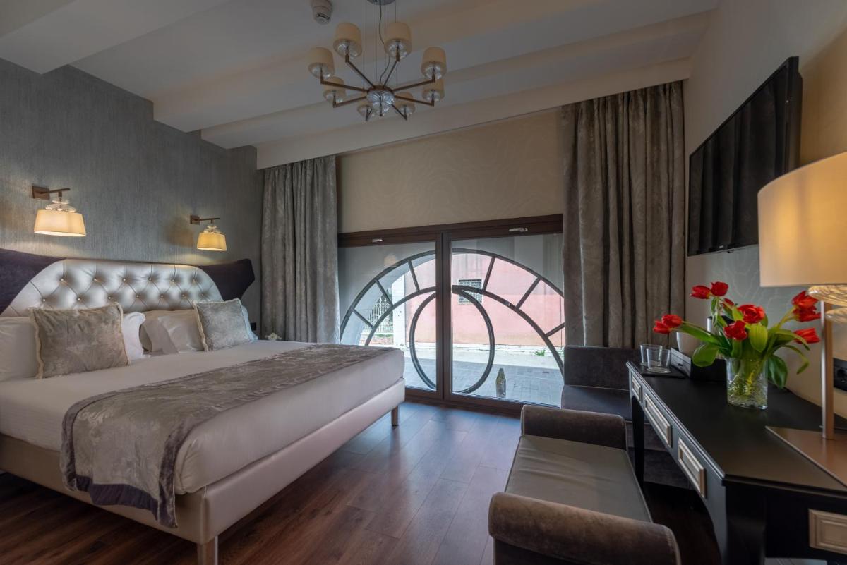 Palazzo Veneziano - Venice Collection