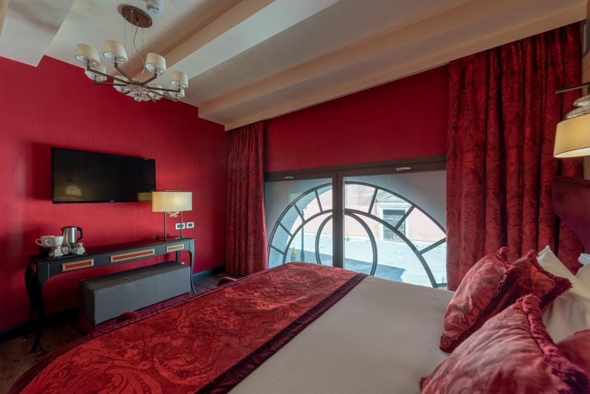 Palazzo Veneziano - Venice Collection