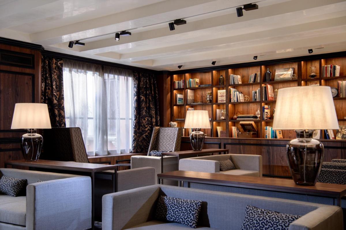 Palazzo Veneziano - Venice Collection