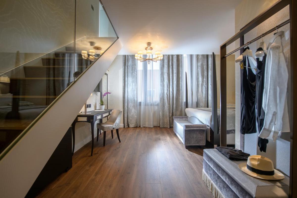 Palazzo Veneziano - Venice Collection