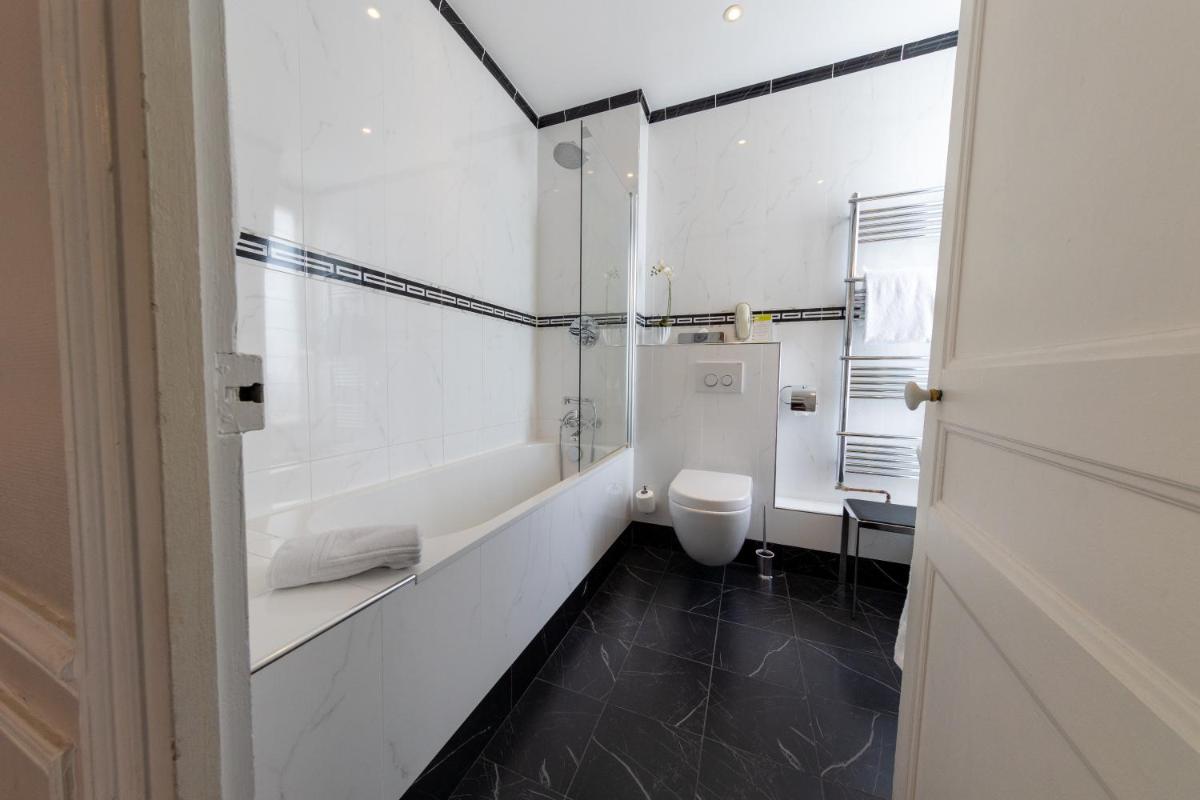 Pavillon Henri IV Hotel Restaurant Gastronomique Terrasse