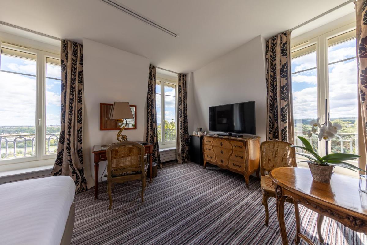 Pavillon Henri IV Hotel Restaurant Gastronomique Terrasse