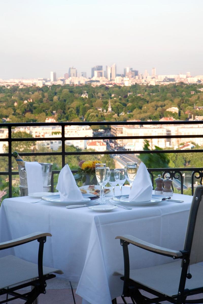 Pavillon Henri IV Hotel Restaurant Gastronomique Terrasse