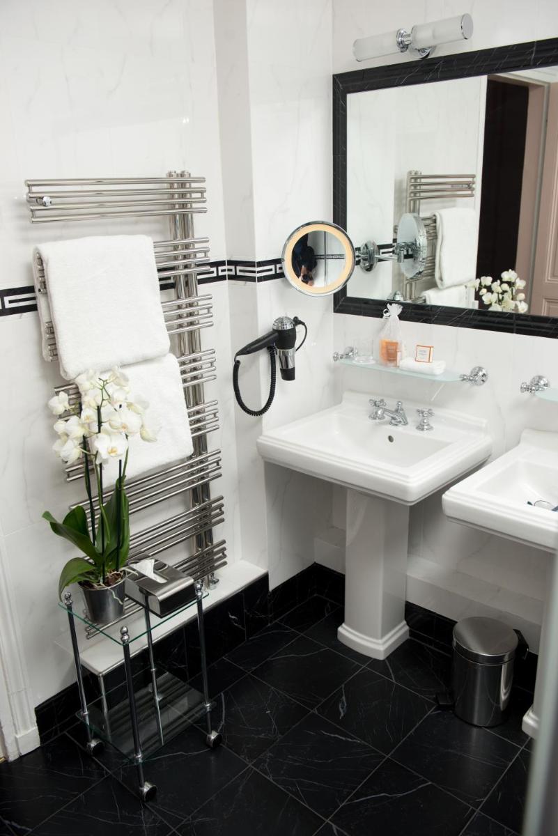 Pavillon Henri IV Hotel Restaurant Gastronomique Terrasse