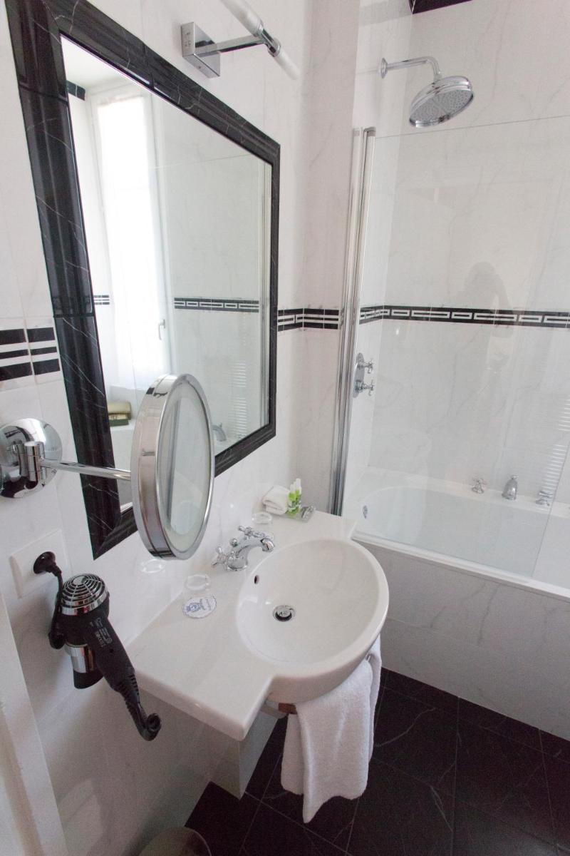 Pavillon Henri IV Hotel Restaurant Gastronomique Terrasse