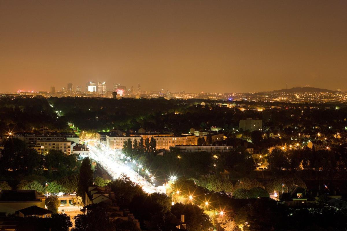 Pavillon Henri IV Hotel Restaurant Gastronomique Terrasse